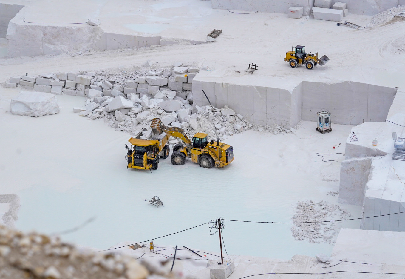 Божиновска во теренска посета на „Мермерен Комбинат Прилеп“: Македонските ресурси мора да создаваат поголема додадена вредност дома 