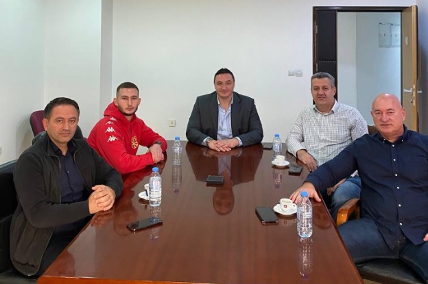 ЧЕСТИТКИ ЗА БРОНЗЕНИОТ МЕДАЛИСТ ОД МЛАДИНСКОТО СП ВО ИТАЛИЈА - Министерот Борко Ристовски го пречека каратистот Стефан Стојановиќ