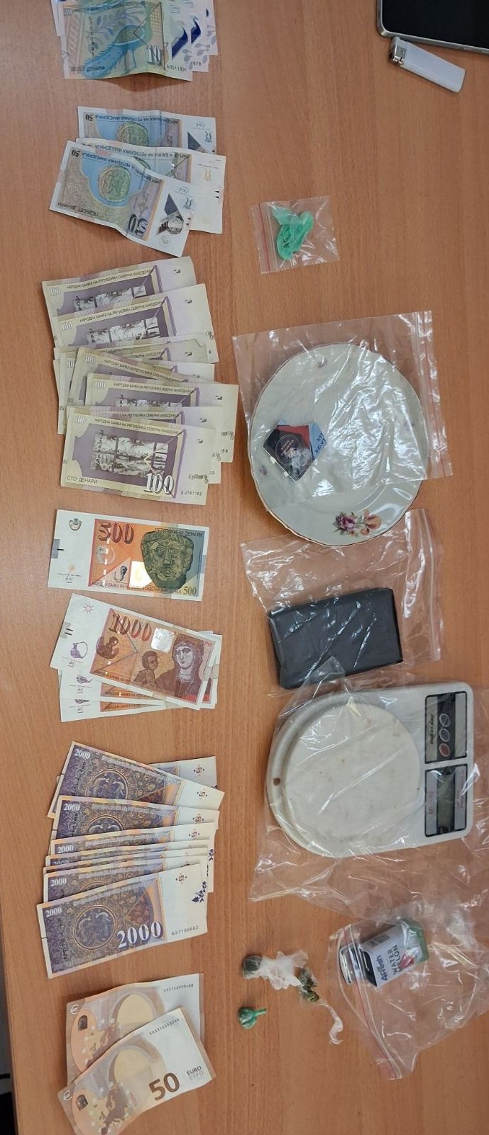 Претреси во Кочани, пронајдена дрога, лишено од слобода едно лице