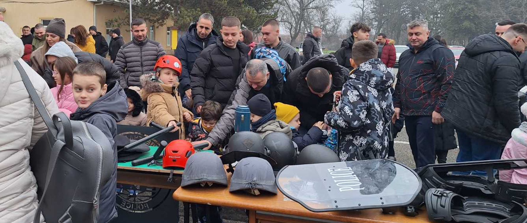 Дечињата во посета на Единицата за интервентна полиција, Дедо мраз со изненадувања и подароци