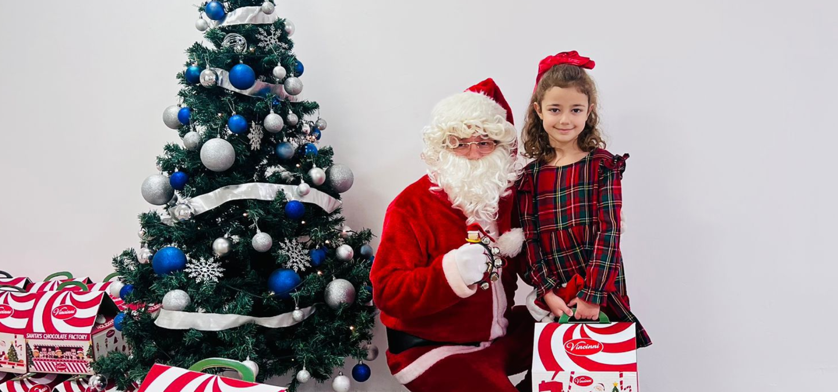 Дедо Мраз донесе пакетчиња, радост и насмевки во Одделението за управни работи во Скопје