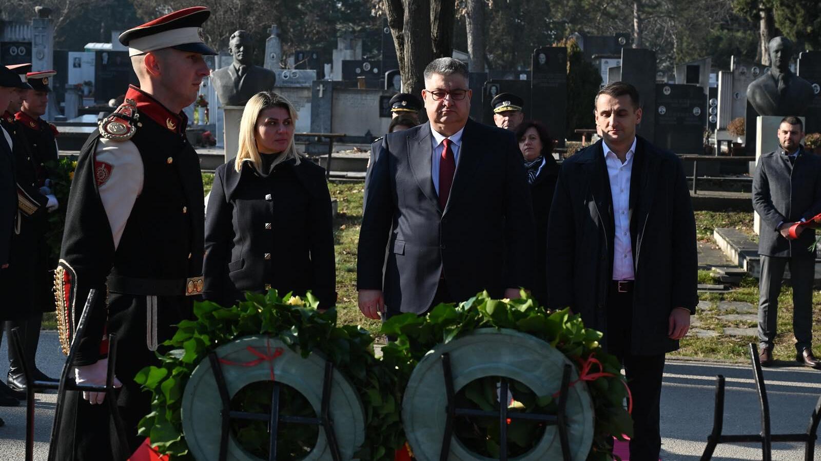 Делегација на Владата положи цвеќе на вечното почивалиште на Киро Глигоров