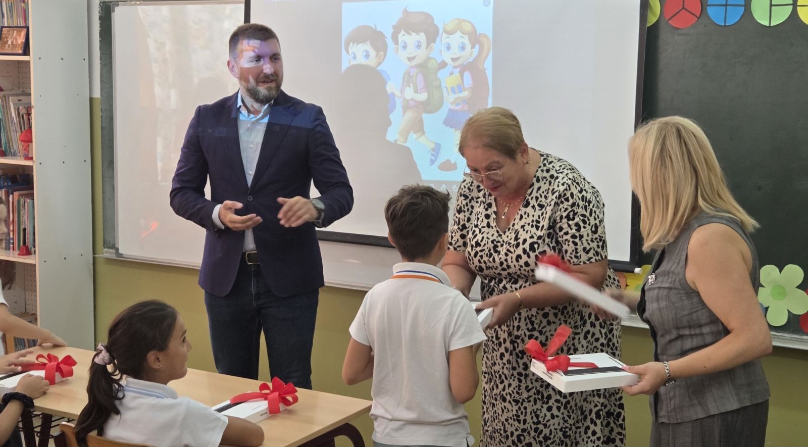 Министерката Јаневска и градоначалникот Митески им доделија таблет уреди на четвртоодделенците во Аеродром