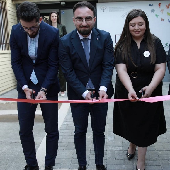 Државниот секретар Сабриу присуствуваше на отворање на Дневниот центар ГНЕЗДО – Центар за деца и родители во социјален ризик