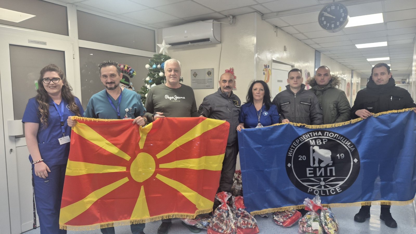 Единицата за интервентна полиција со новогодишни пакетчиња за дечињата на Детска хирургија