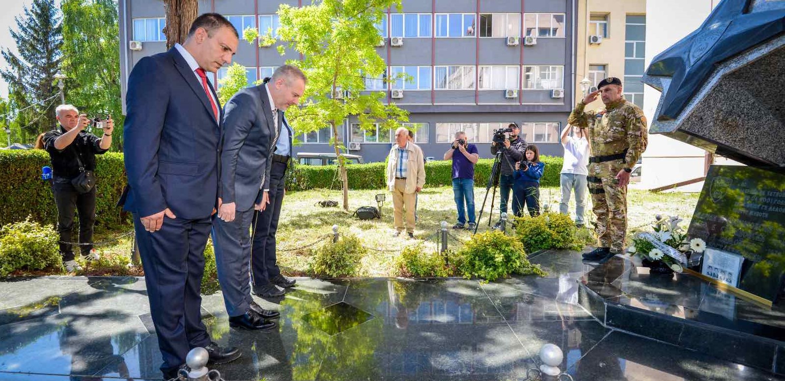 Директорот на БЈБ Александар Јанев во Битола оддаде почит на загинатите припадници на полицијата