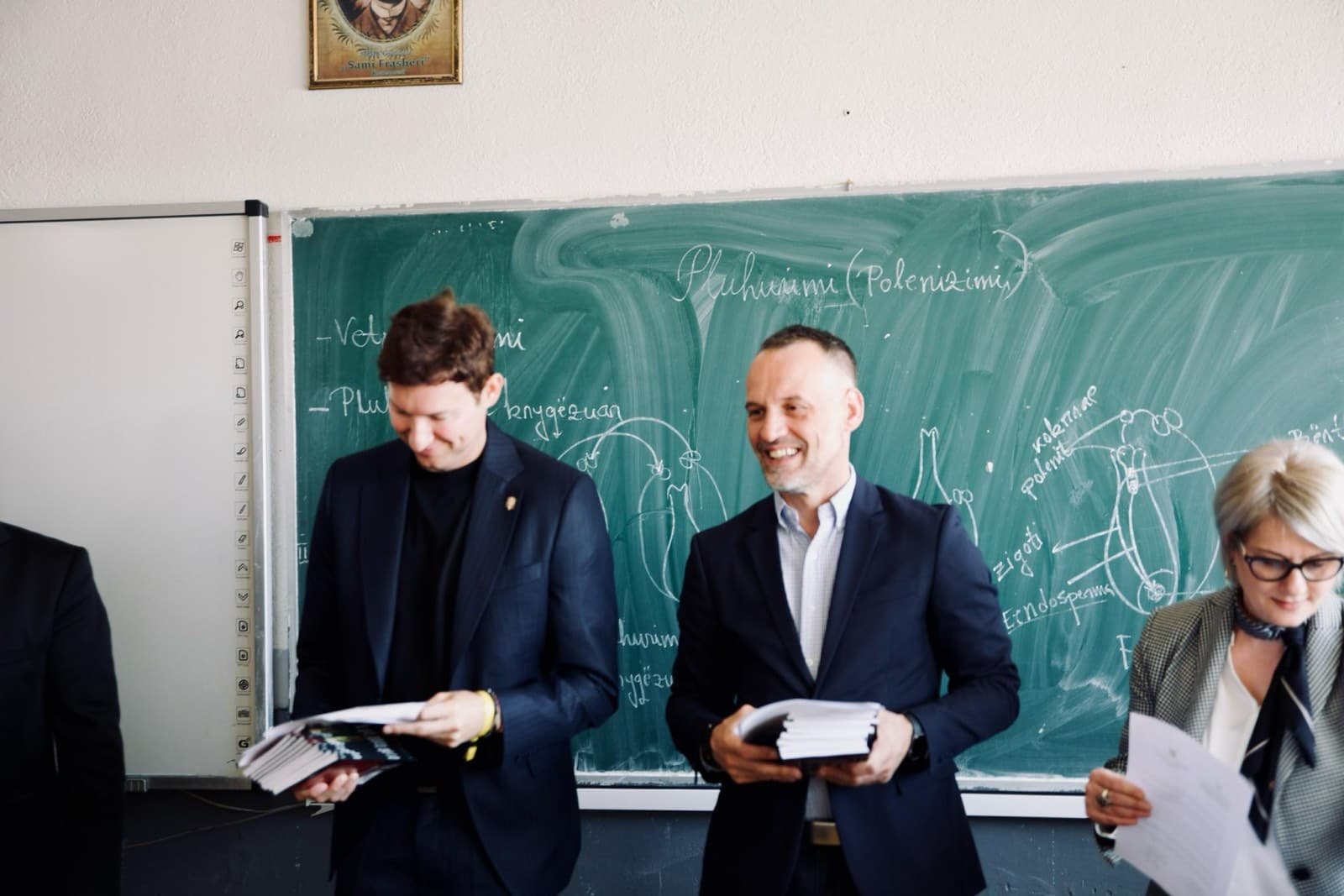 Фетаи и амбасадорот Меидани поделија книги на ученици Албанци во Куманово