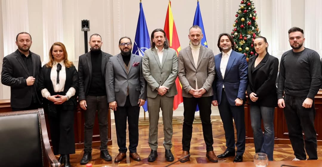 Фетаи на средба со уметници и вработени во Државниот ансамбл на песни и ора