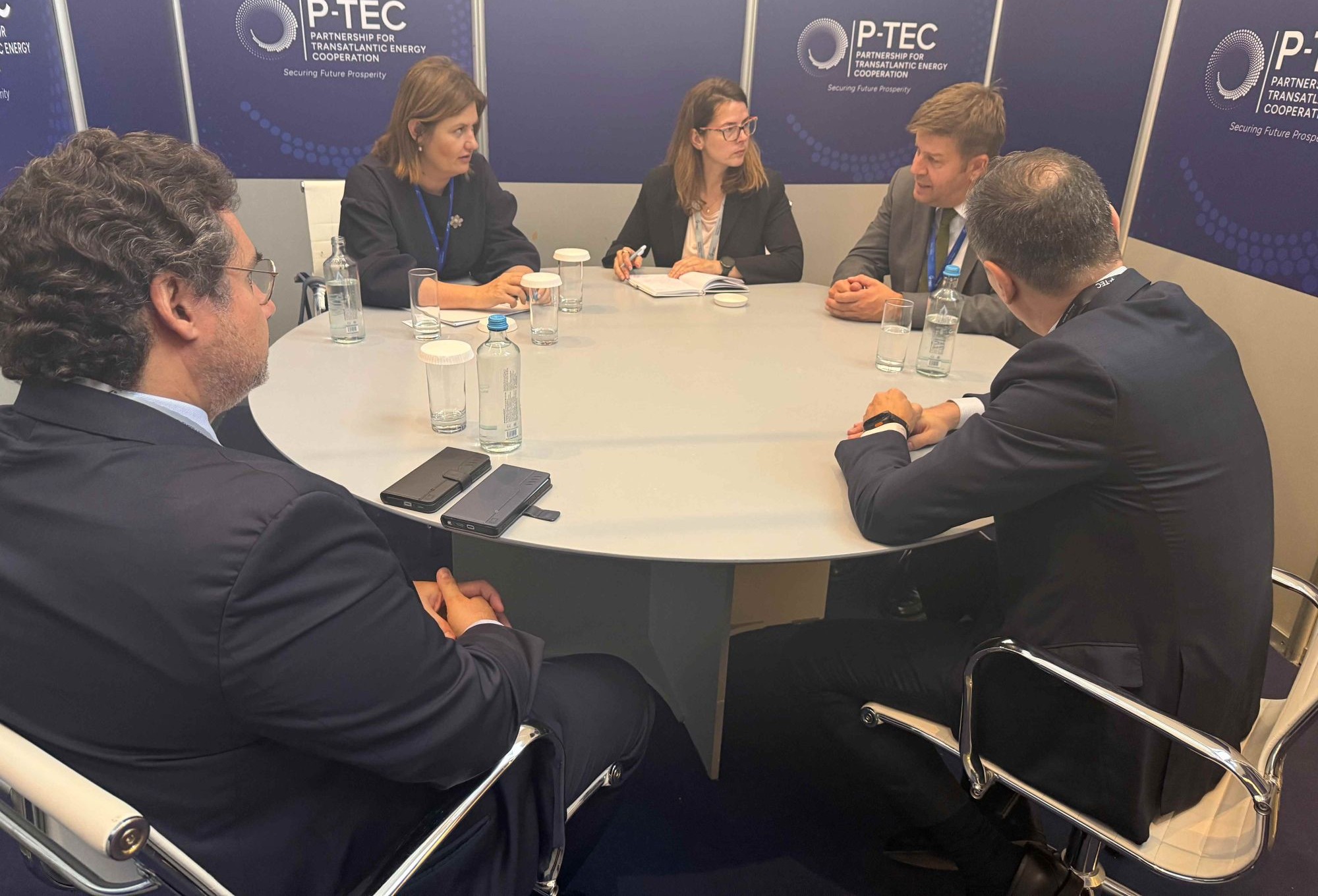 Интензивна дипломатска активност на Божиновска на форумот за трансатлантска енергетска соработка во Атина