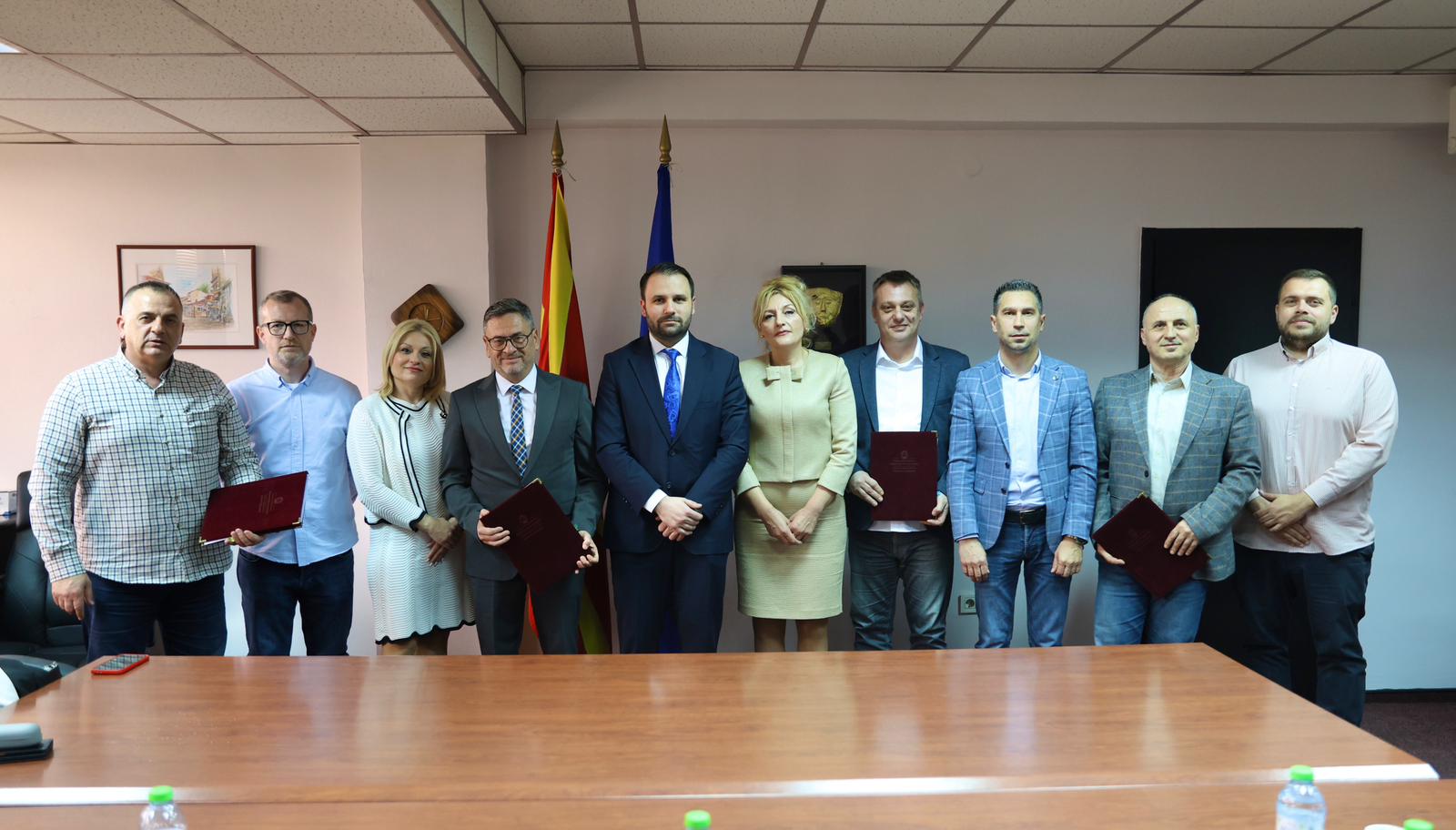 Историски Колективен договор – Платите на административните службеници ќе пораснат до 40 проценти