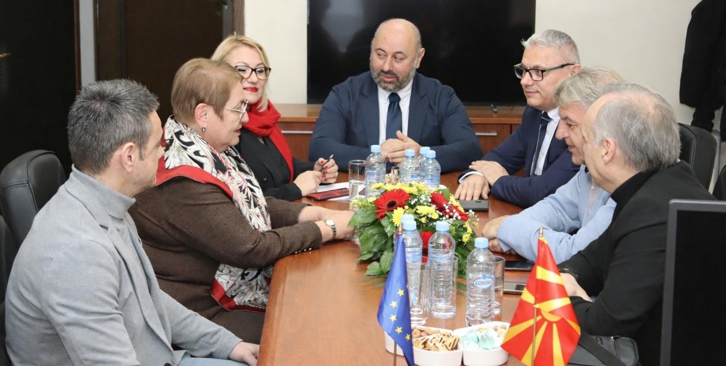 Министерката Јаневска го посети Државниот архив – поголема соработка за поквалитетни учебници по историја