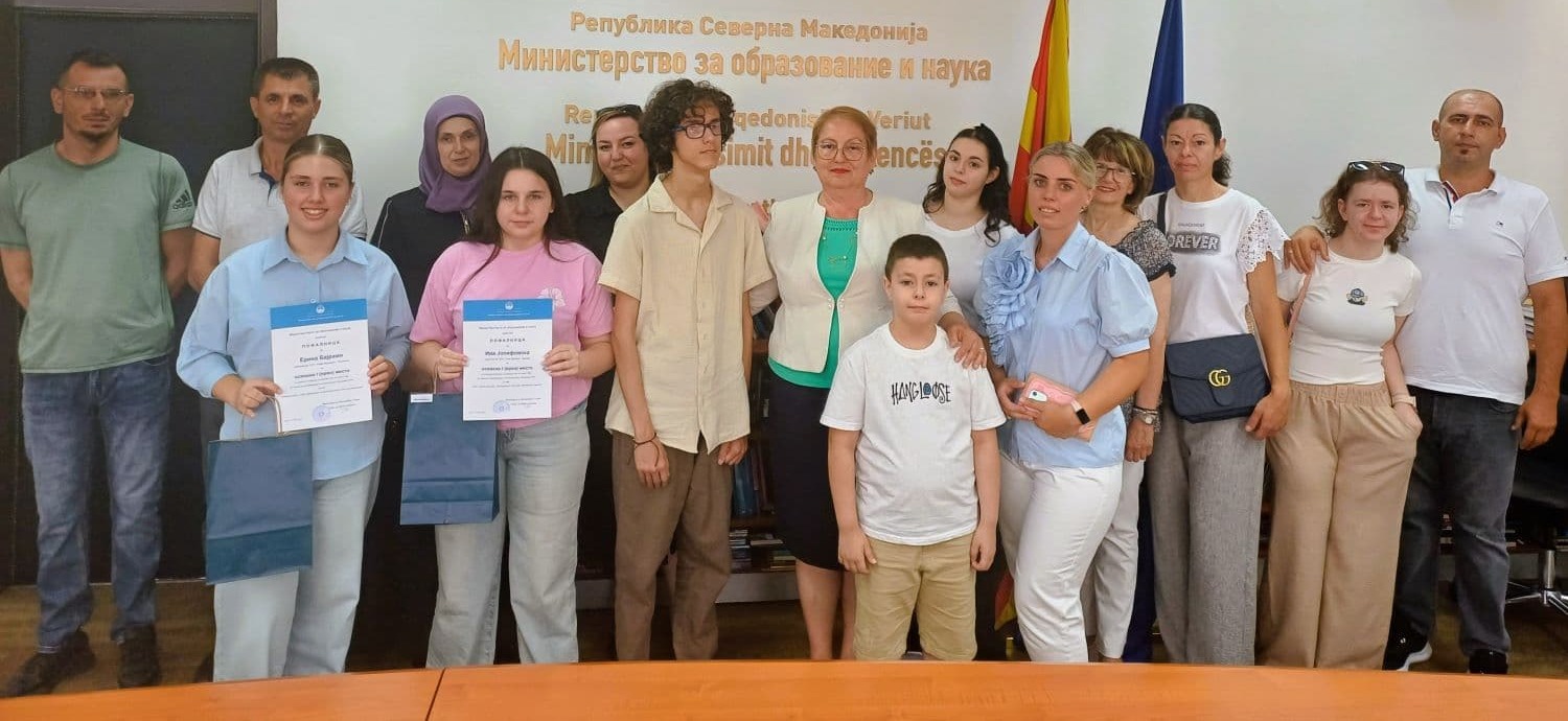 Јаневска им додели награди на учениците со најдобри есеи по повод 80 години од кодификацијата на македонскиот стандарден јазик