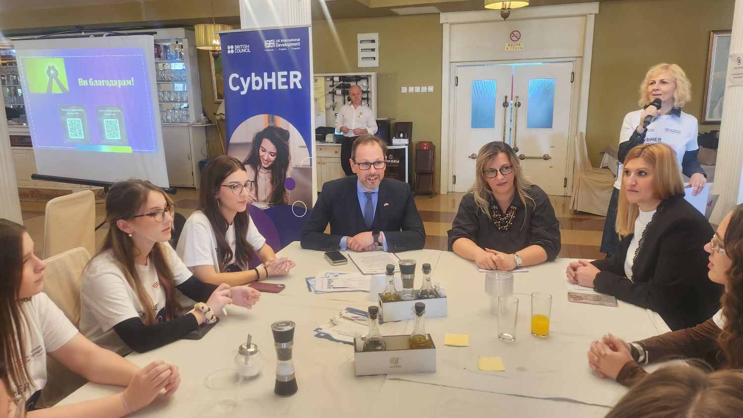 Камп за сајбер безбедност за средношколки: Британскиот совет ги охрабрува младите девојки да градат кариера во дигиталниот свет