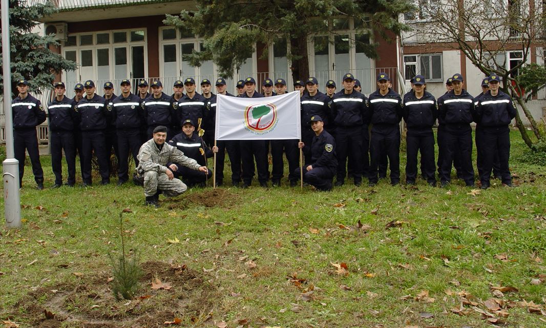 Кандидатите за полицајци засадија дрва во Брњарци, скопско