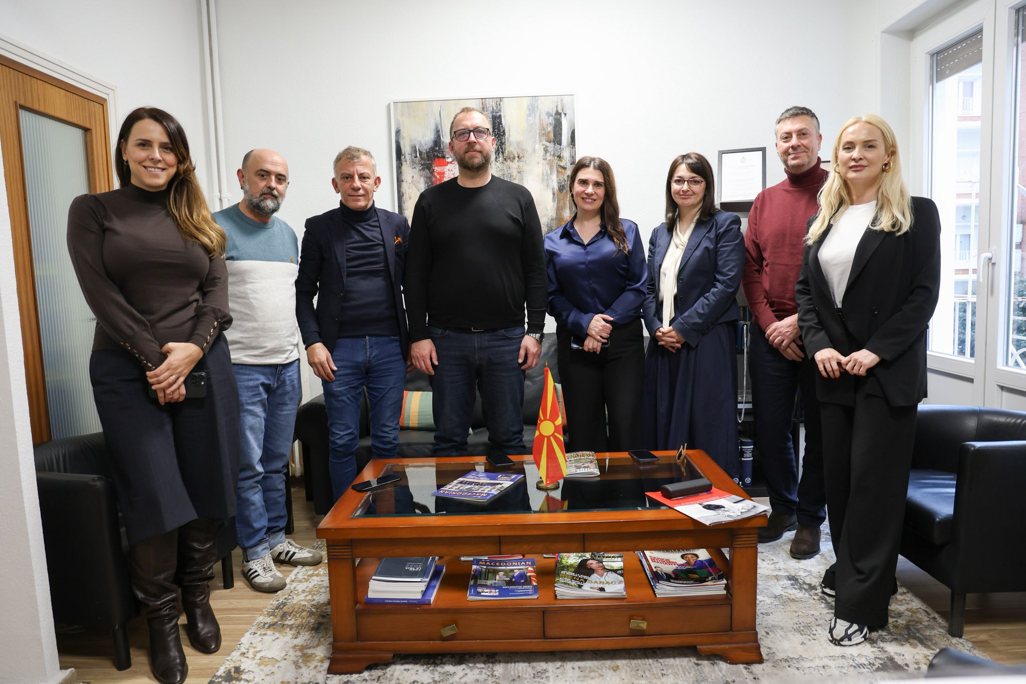 Културната соработка во фокус на средбата на министерот Љутков со претставници на Шпанско-македонското културно здружение „Сонце“