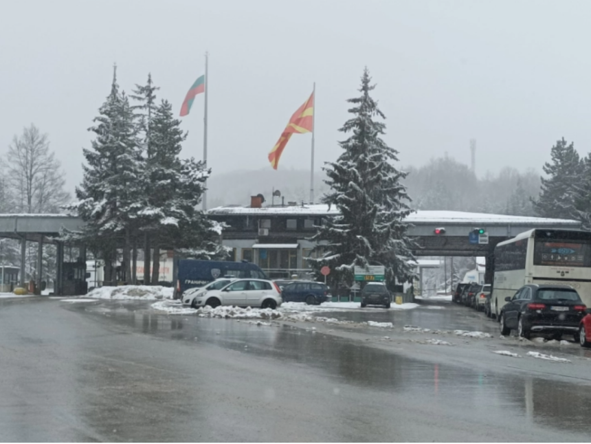 Лишен од слобода бугарски државјанин на Граничен премин Деве Баир, кај него се пронајдени боксирач и транспарент со навредлива содржина