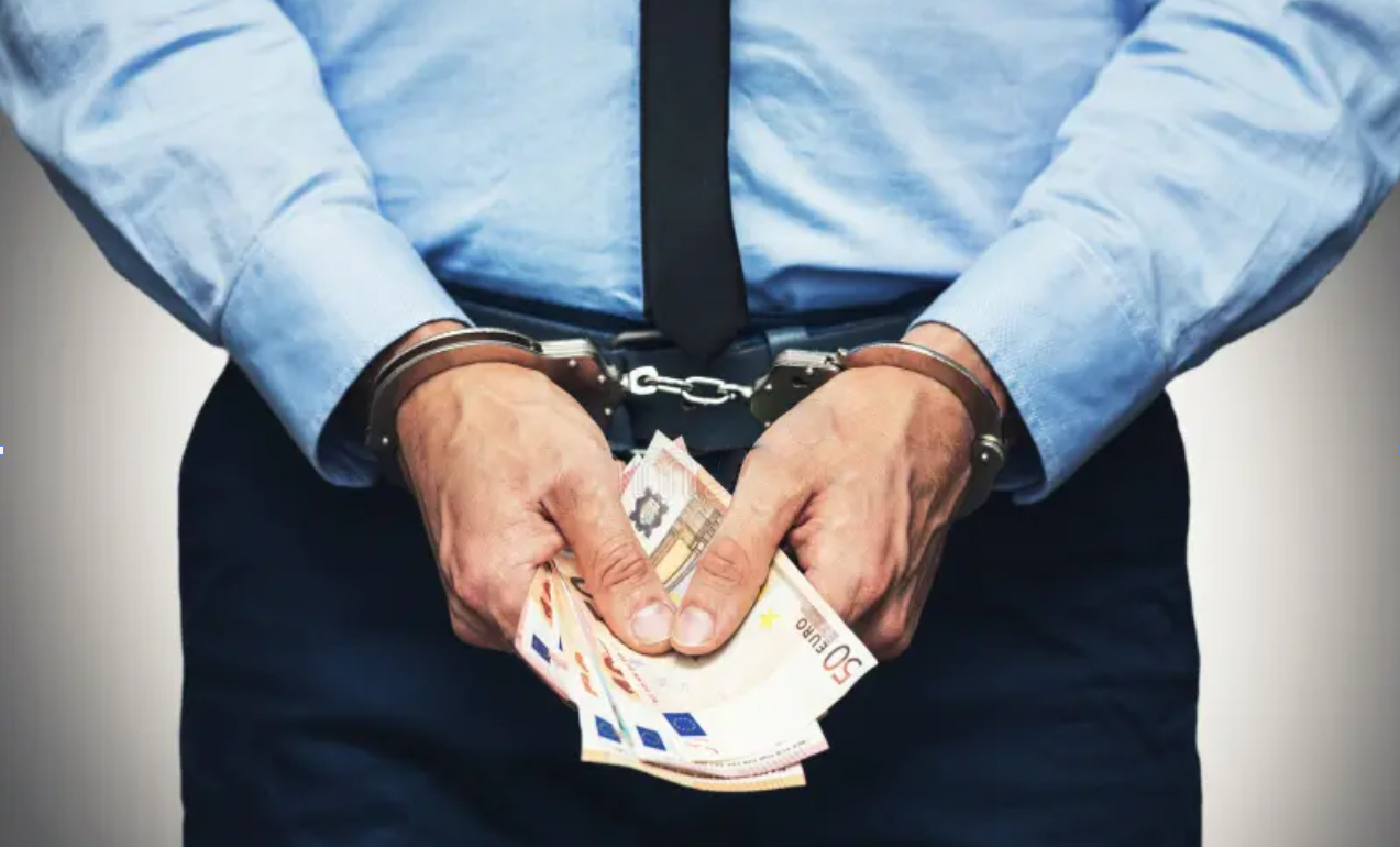 Лишен од слобода полициски службеник за сторено кривично дело „изнуда“, поднесена кривична пријава, следува суспензија од работното место