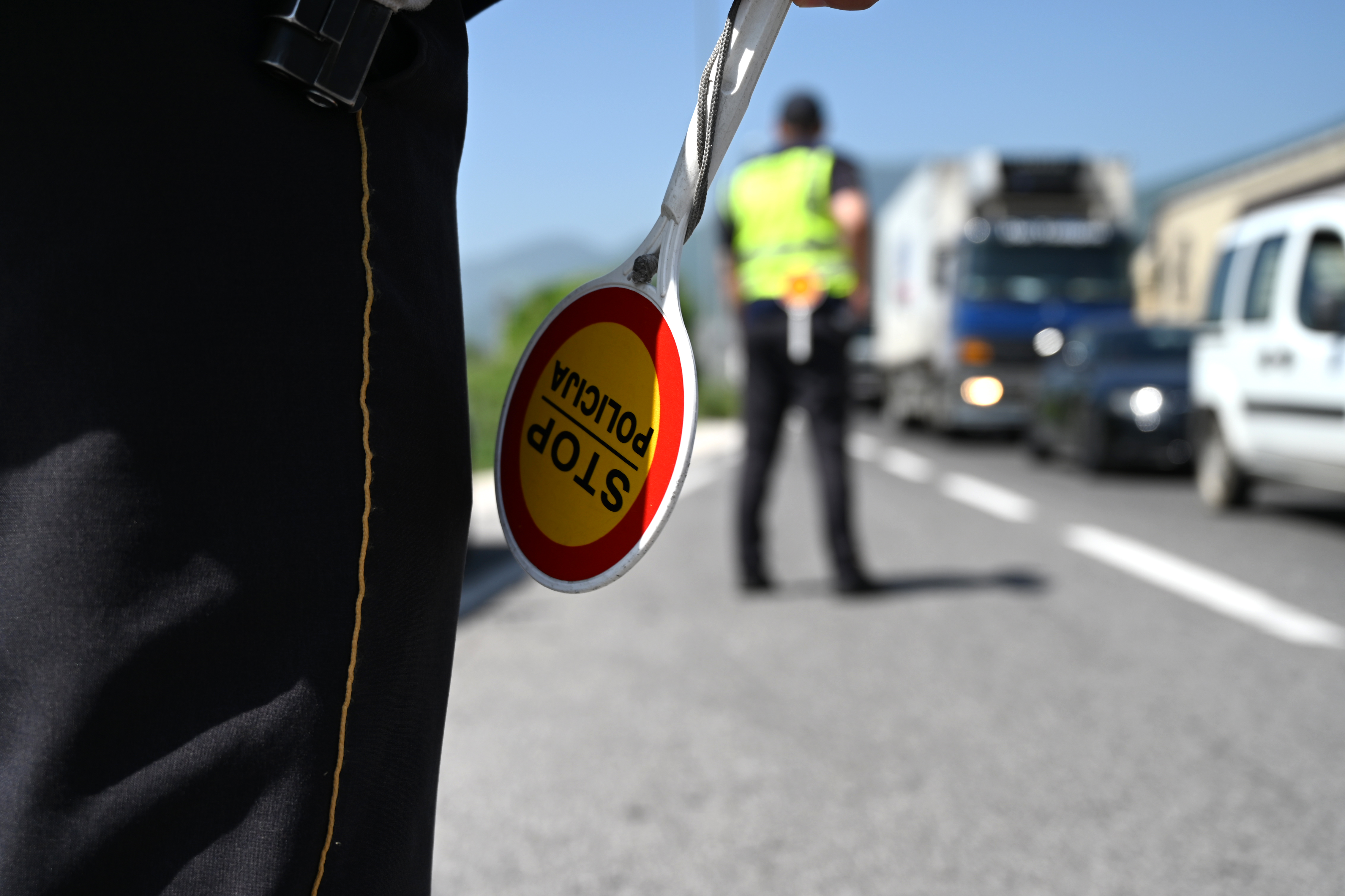 Лишени од слобода двајца возачи затоа што возеле во спротивен правец на патот Гостивар-Тетово, следуваат кривични пријави