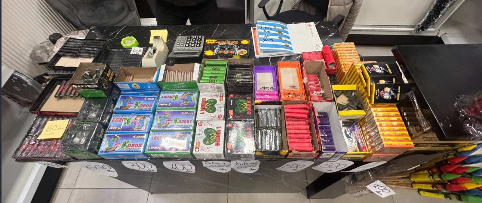 Лишени од слобода две лица во Тетово и Гостивар, кај нив се пронајдени пиротехнички средства и други предмети, следуваат соодветни пријави