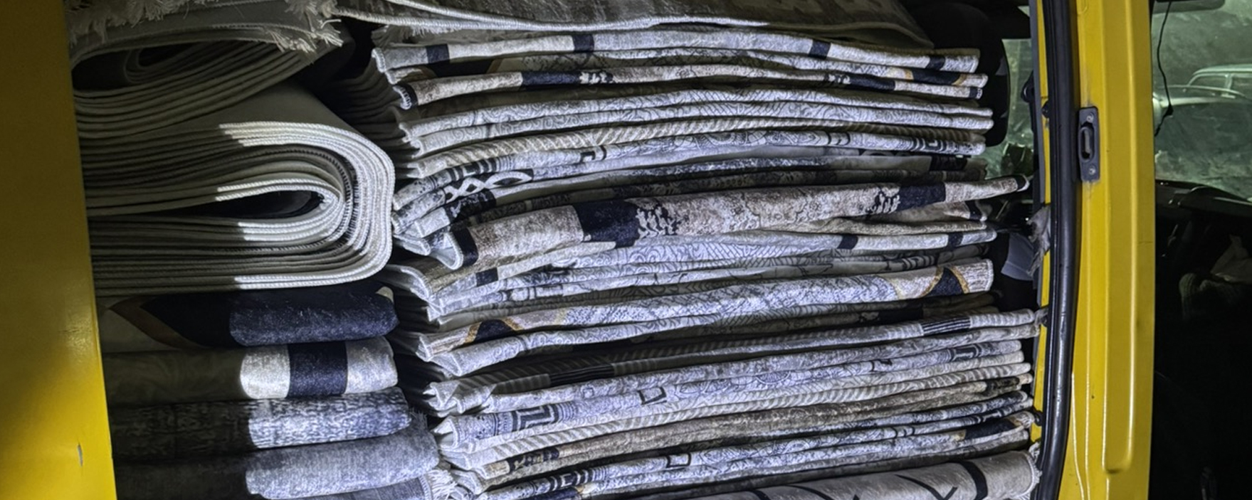 Лишено лице од слобода, запленети 300 теписони и стази без документација