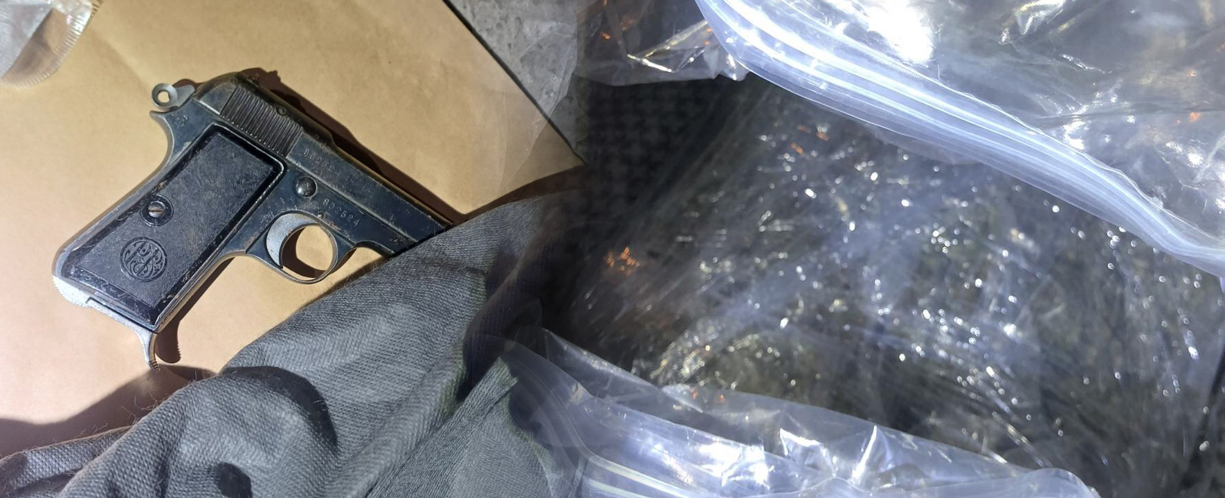 Privohet nga liria një person nga rrethina e Strugës, në automjetin në të cilin ndodhej janë gjetur drogë, armë dhe municion, vijon kallëzimi përkatës