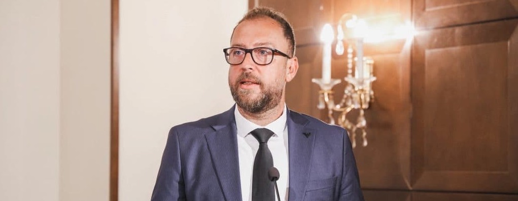 Љутков: Јубилејната поштенска марка е потсетник дека македонскиот јазик живее и трае, има своја историја, своја убавина и своја сила
