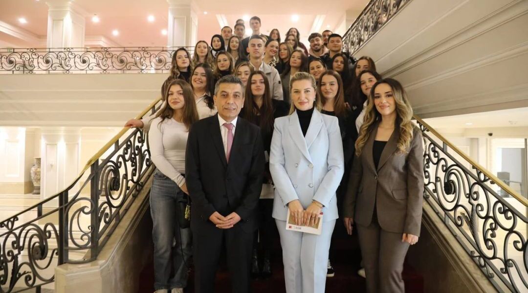 Меџити во Владата ги пречека студентите од Универзитетот „Мајка Тереза“: Студентите се нашата надеж за подобра иднина  