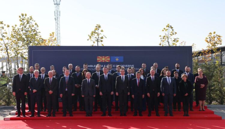 Меѓувладина седница на македонската и косовската Влада, земјите остануваат силно посветени на одбранбената соработка која е столб на регионалната безбедност