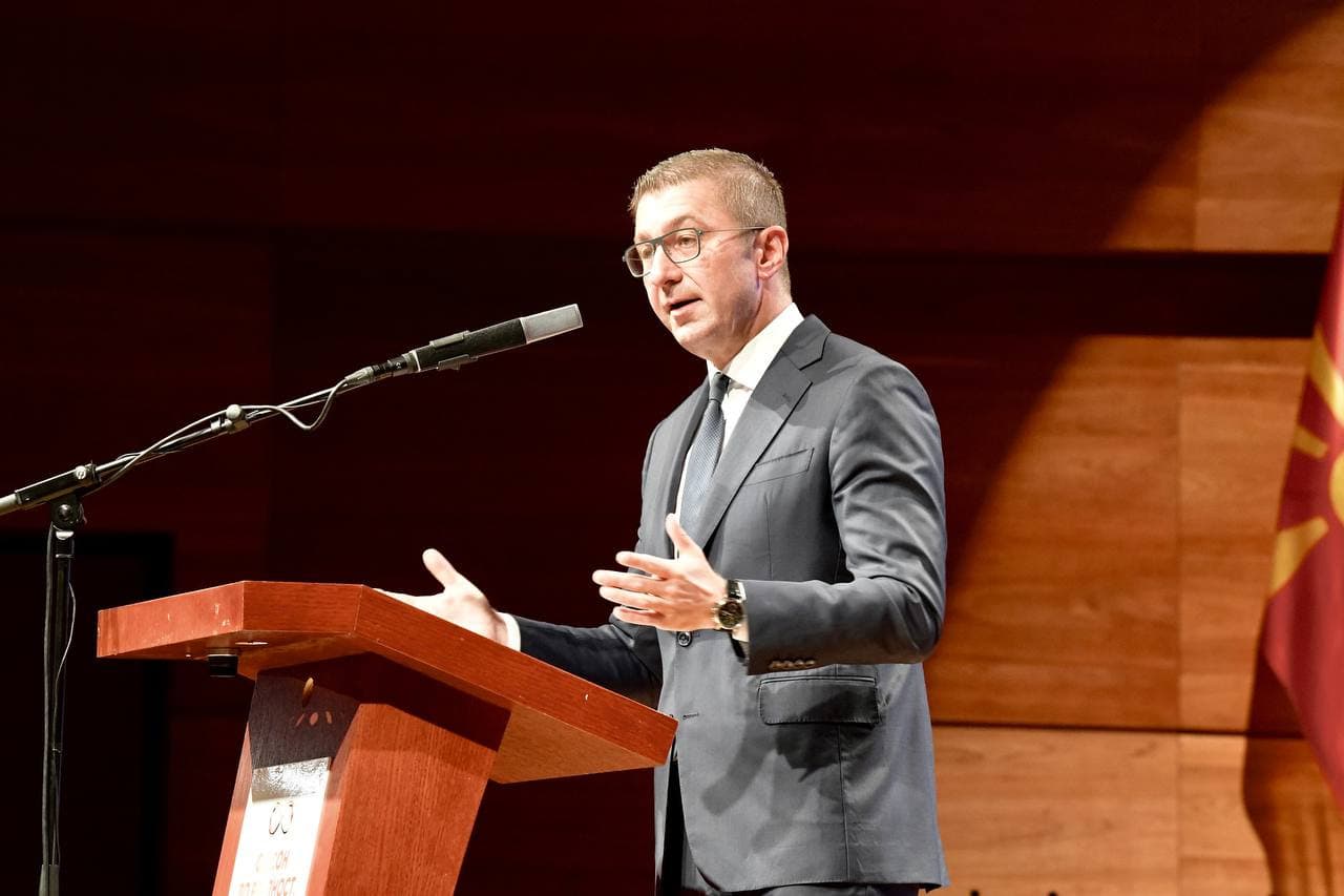 Мицкоски: 8 Септември не е само симболичен датум, туку момент на историска пресвртница за нашиот народ, време кога се крена јарболот на независност