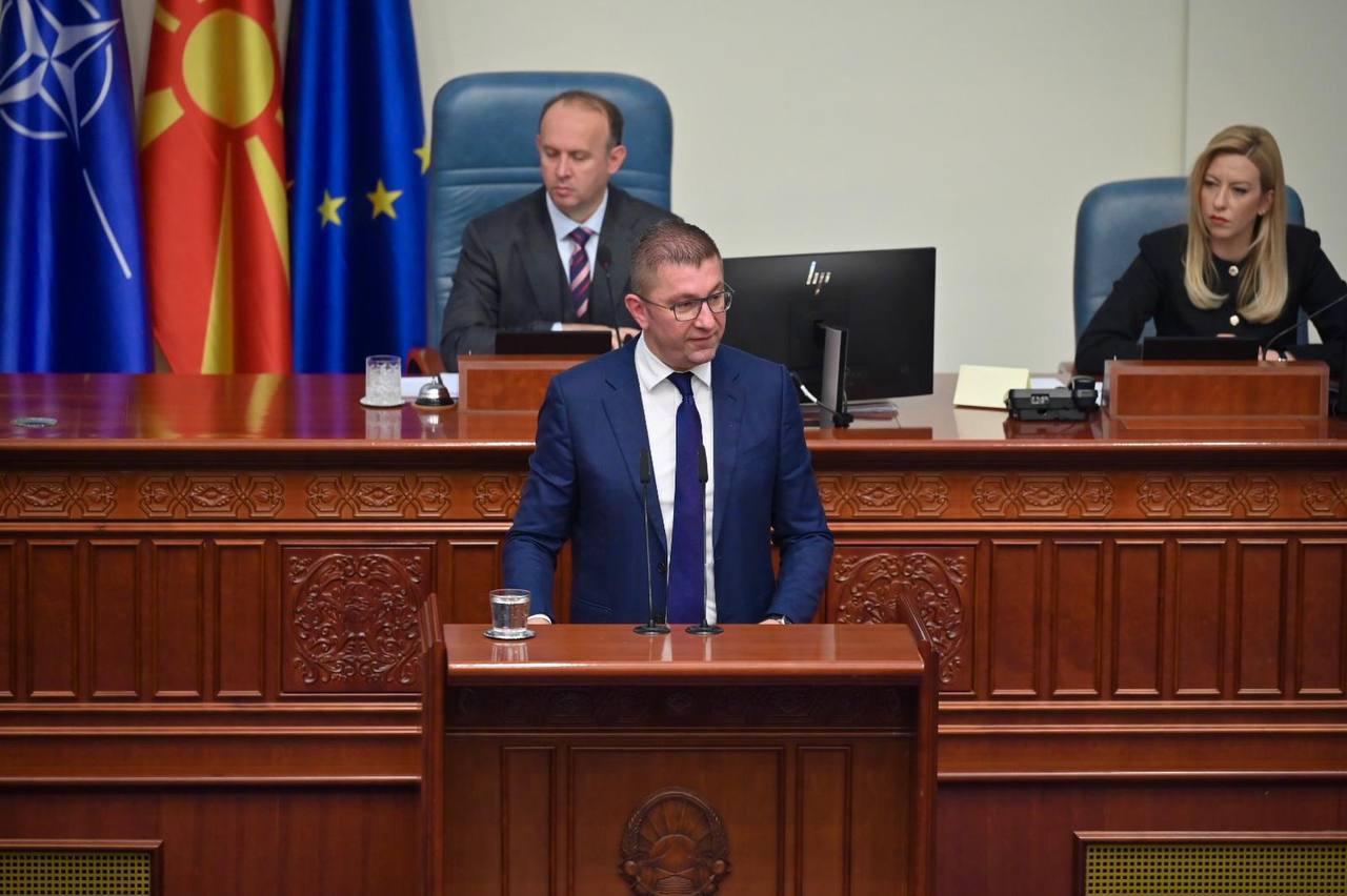 Мицкоски до Апасиев: Потпишуваш амандмани со Северна Македонија од истата земаш плата и ја финансираш партијата, додека уживаш на егејските плажи и купуваш деловен простор во главниот град