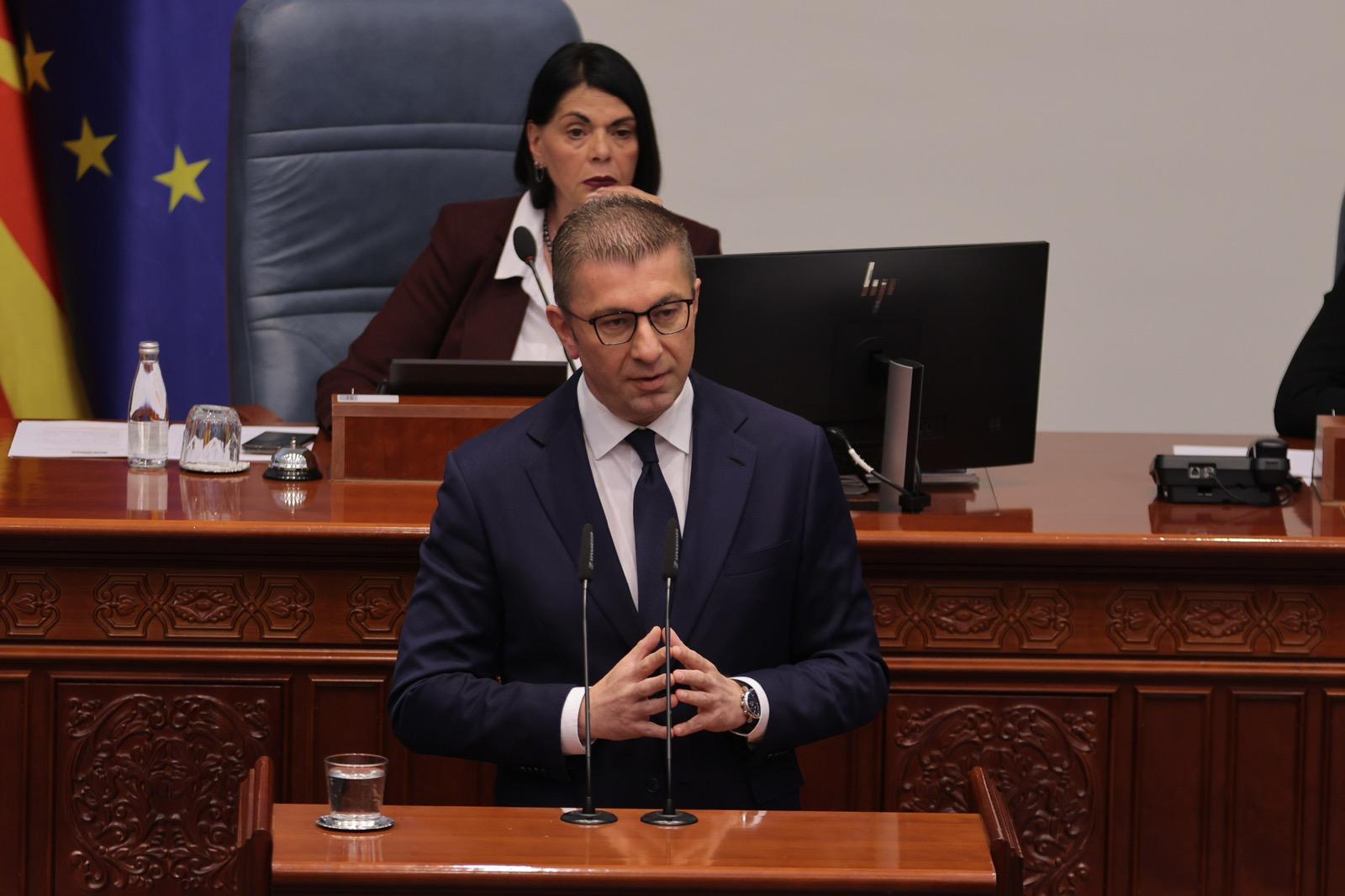 Мицкоски до Беџети: Никој нема против албанскиот јазик, секој граѓанин се цени подеднакво, оваа влада нема да ви дозволи со ситен популизам да играте на чувствата на Албанците