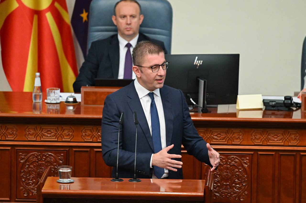 Мицкоски до Филипче: Зошто преговаравте за македонскиот идентитет и јазик, ние ќе сториме се да ја внесеме Македонија во ЕУ, но не како „модерни“ Македонци, се виде дека не е само Бугари во Устав