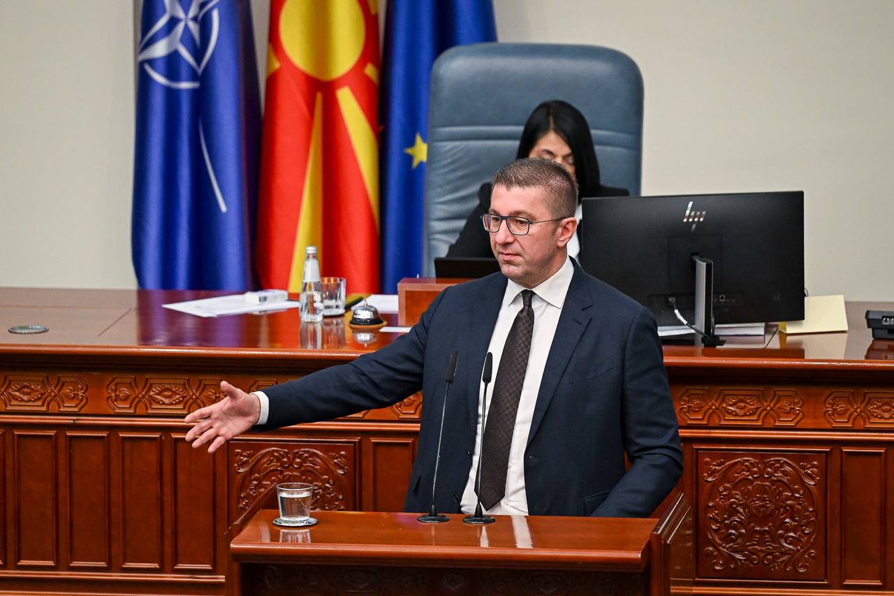 Мицкоски до Петровска: Резолуцијата во ОН ја гласавме во координација со САД, сите кои во периодов ќе го посетуваат Вашингтон ќе гласаат така – дали како партија ќе се извините на нов прес?