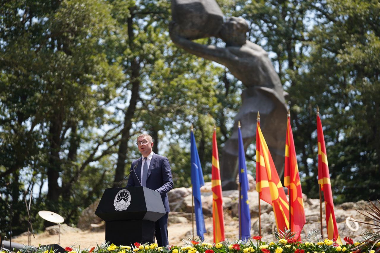 Мицкоски: Им оддавам должна почит на пожарникарите и луѓето кои и денес се борат со огнените стихии, лицемерно опозицијата дели лекции, а оставија летала за гасење на пожар кои не летаат, без екипаж, институции за спасување без опрема