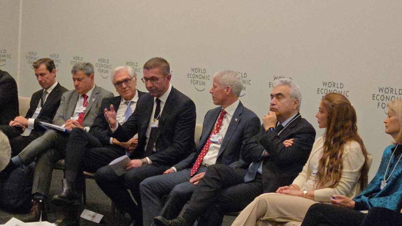 Мицкоски на панел заедно со американскиот секретар за енергетика, Крис Рајт, дијалог за инвестиции и нови порти за развој