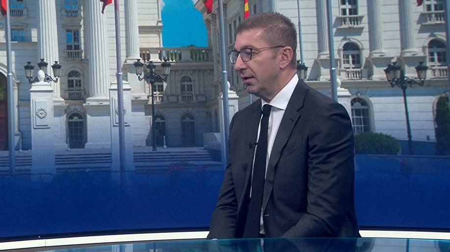 Мицкоски: Нема никаква врска дека ќе се населуваат мигранти, ова е тема измислена од СДС за да се скријат внатрешните проблеми