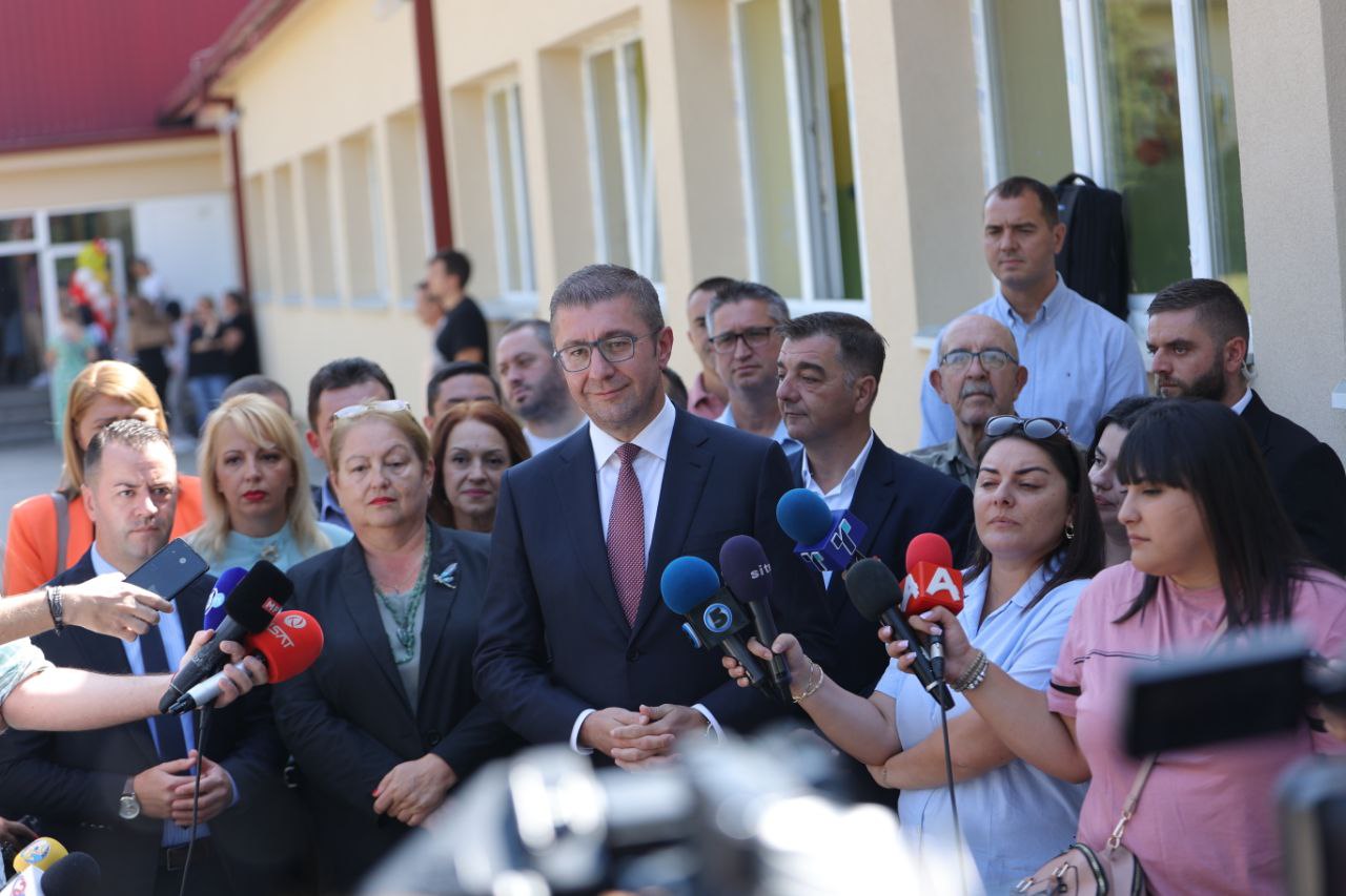 Мицкоски: Обезбеден е К-15 за 84 илјади вработени во вредност од една милијарда денари