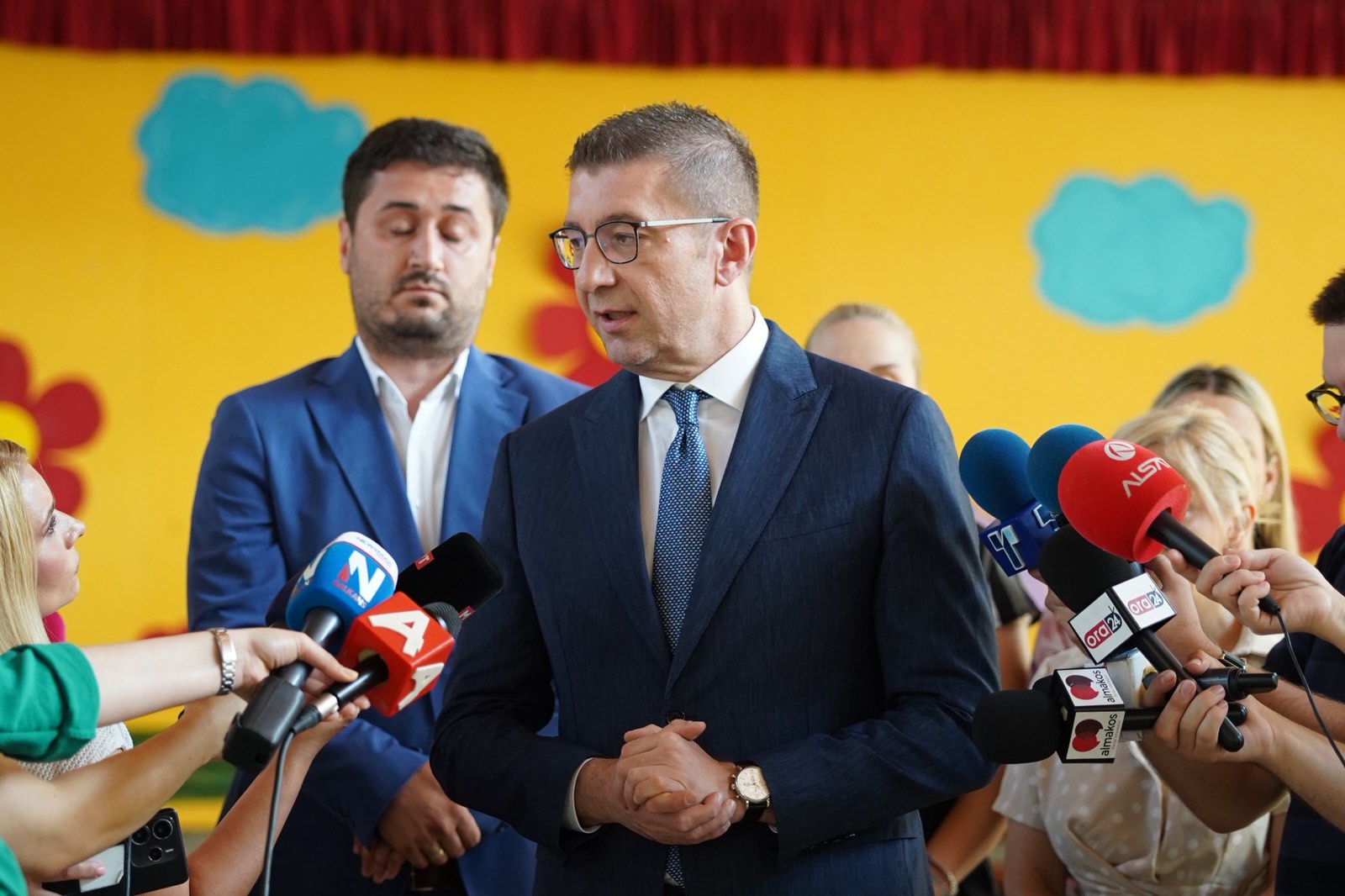 Мицкоски: Проблемот од минатото се решава, учебниците се доставуваат навреме за новата учебна година 