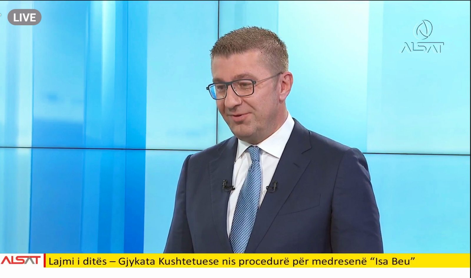 Мицкоски: Размислувам за смена на државниот грб, не размислувам и не ми паѓа на памет да се менува химната