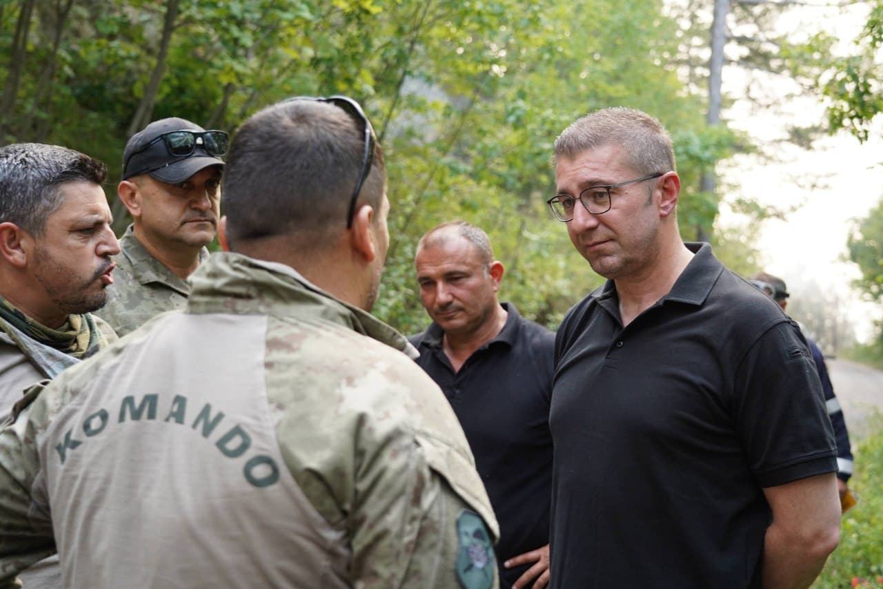 Мицкоски: Се прават натчовечки напори да се стави под контрола пожарот во ловиштето Јасен, благодарност до пожарникарите 