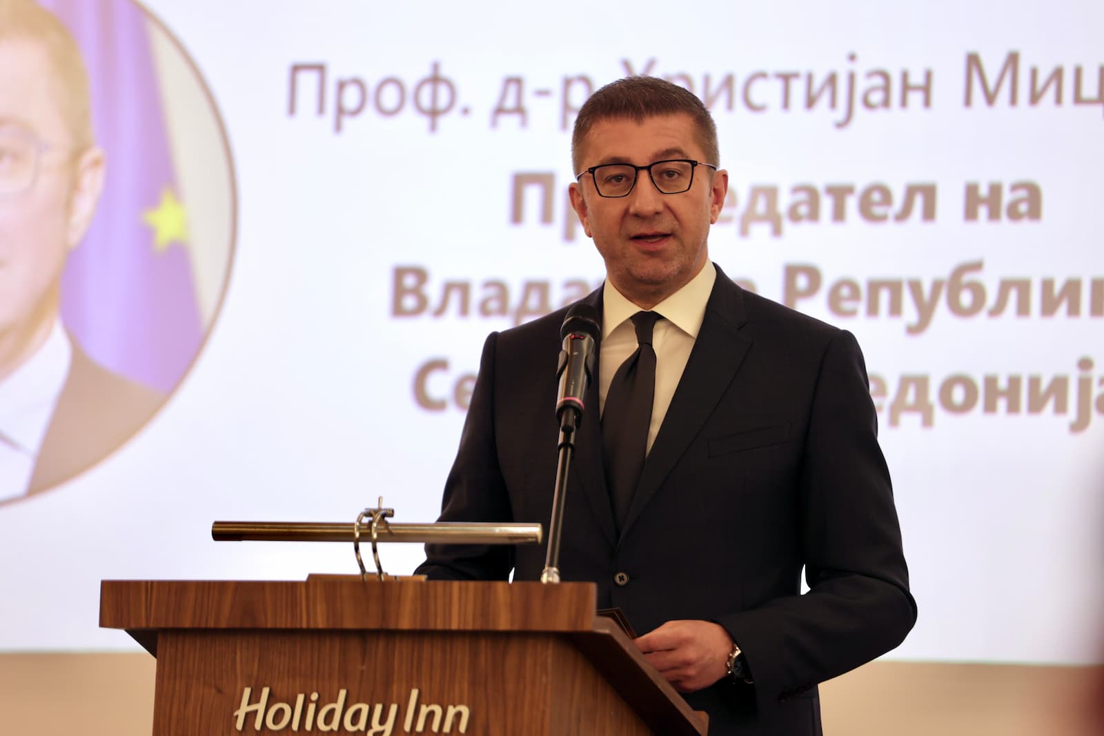 Мицкоски со порака до јавните и државни службеници: Верувам во вашиот труд и енергија и способност, но очекувам резултати и посветеност