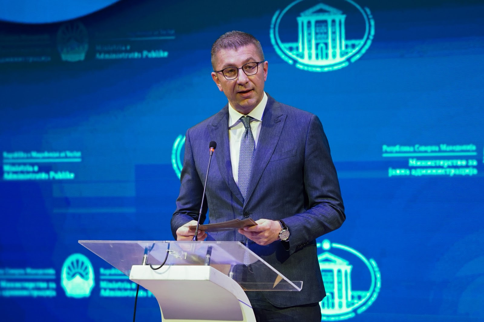 Мицкоски: Владата е цврсто посветена на модернизација на јавната администрација, на дигитализација на услугите, на намалување на бирократските процедури и институции кои ќе бидат поблиску до граѓаните