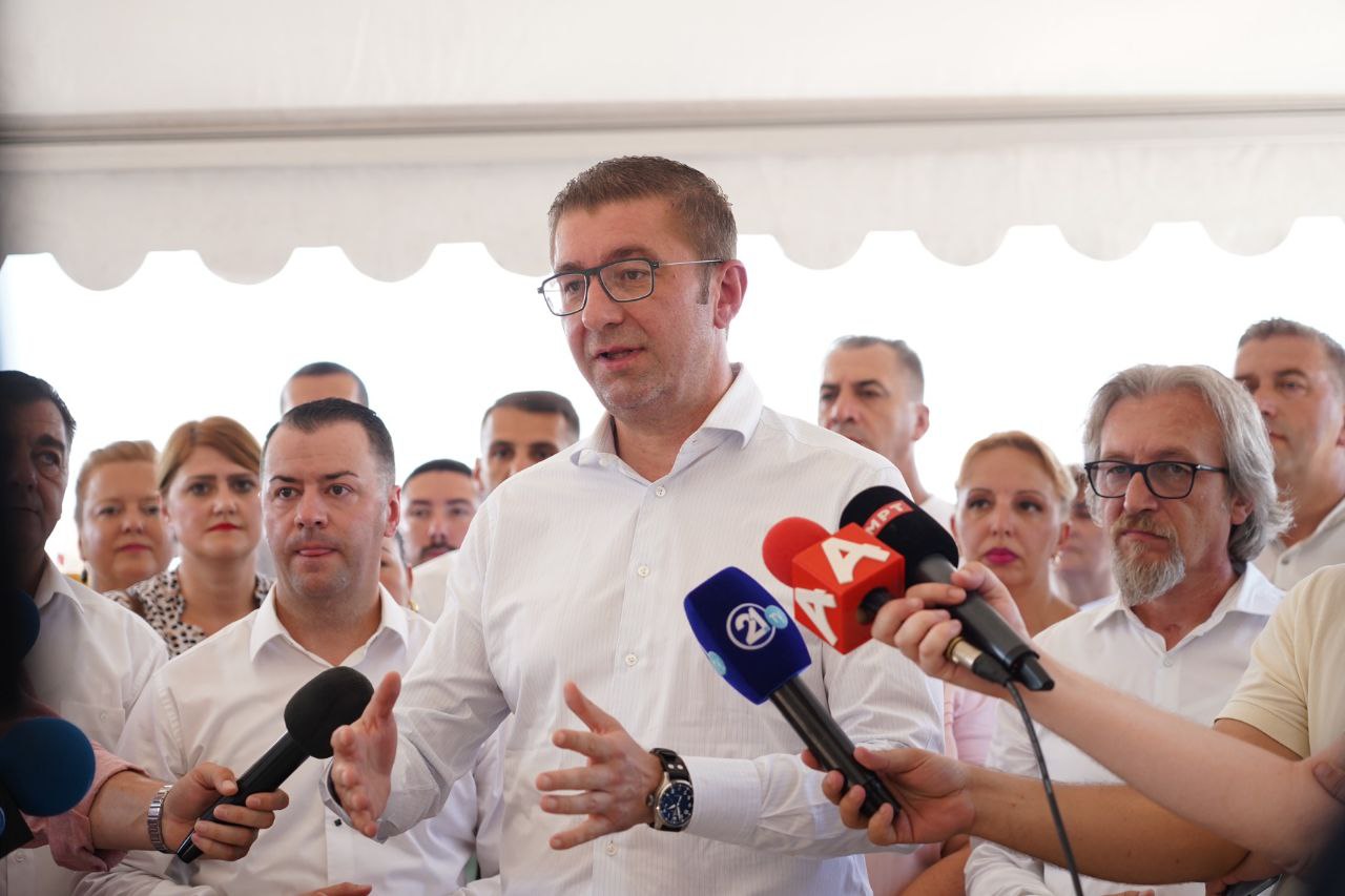 Мицкоски за СДСМ: Оставија буџет без 5 милијарди денари за пензионерите и 3,7 милијарди денари за земјоделците