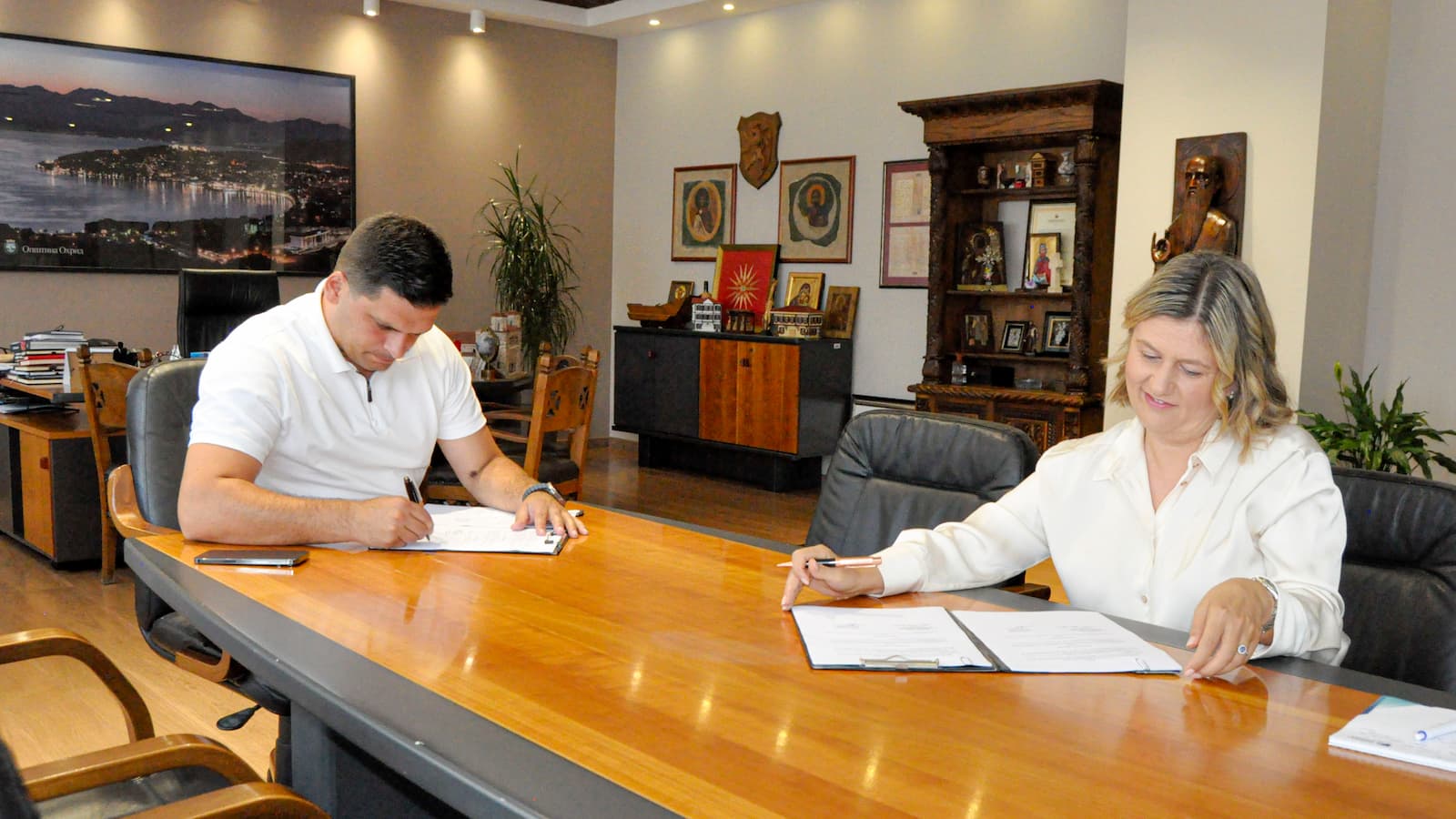 Министерката Божиновска оствари работна средба со градоначалникот на општина Охрид, Кирил Пецаков 