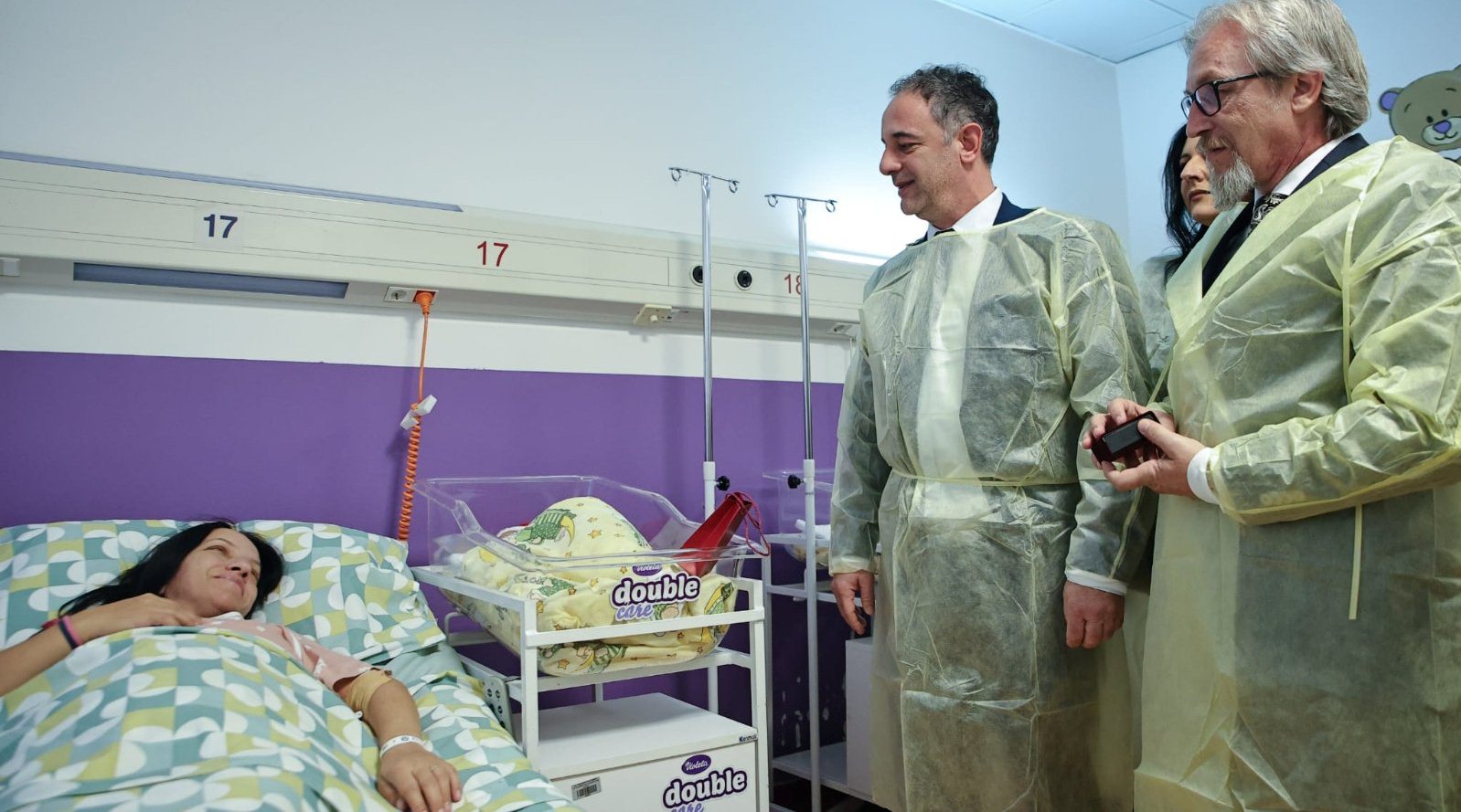 Министерот Алиу во традиционална новогодишна посета на првите новороденчиња во 2026 година