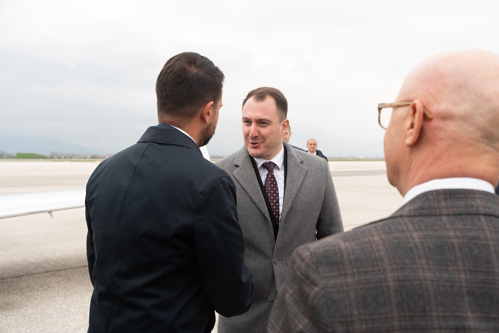 Министерот Андоновски го пречека претседателот на Црна Гора, Јаков Милатовиќ, на аеродромот во Скопје