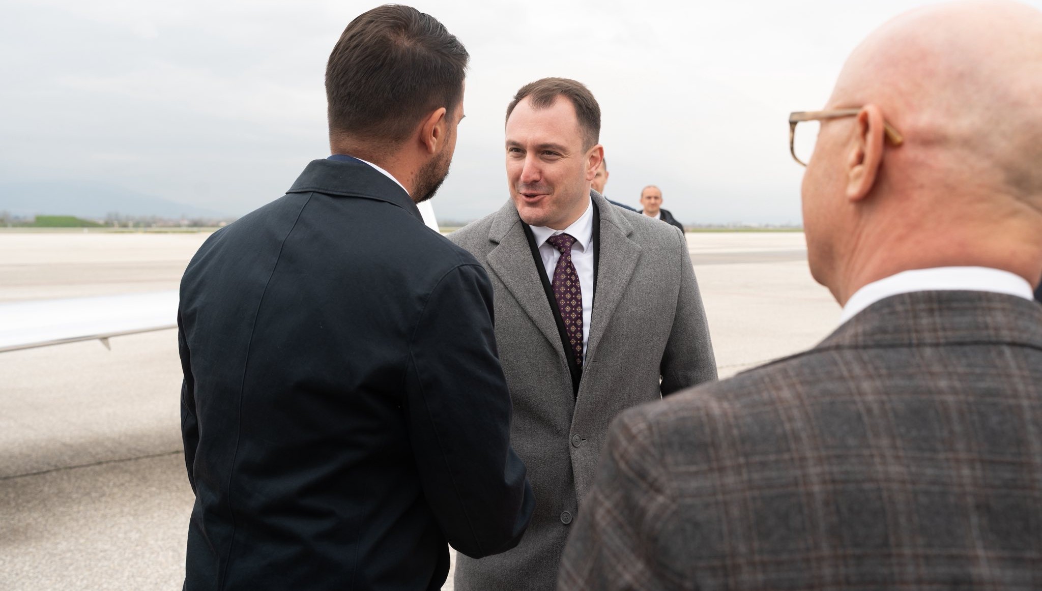 Министерот Андоновски го пречека претседателот на Црна Гора, Јаков Милатовиќ, на аеродромот во Скопје