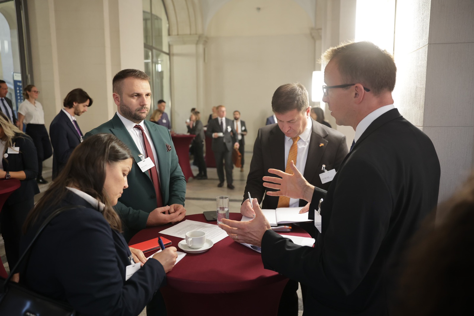 Министерот Дурмиши се сретна со британскиот Комесар за трговија за Европа, Крис Бартон: Има цврста основа за зголемување на соработката помеѓу Северна Македонија и Обединетото Кралство