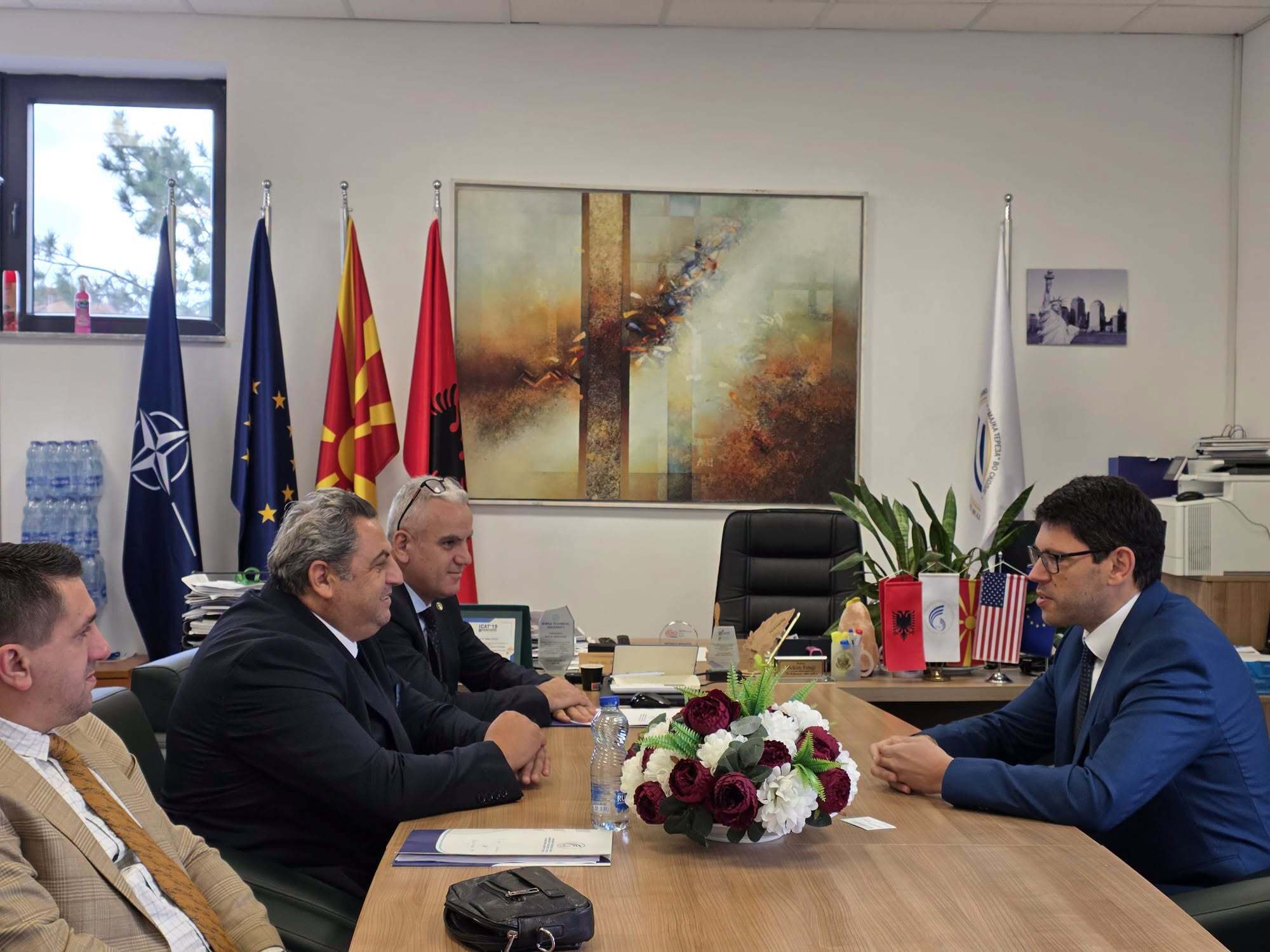 Министерот Ферати го посети Универзитетот „Мајка Тереза“ во Скопје, беше пречекан од ректорот Беким Фетаји