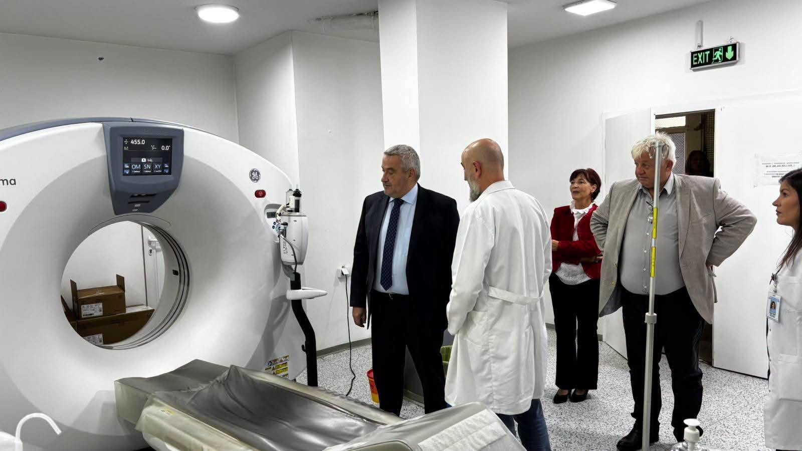 Министерот Клековски ги посети Општа болница и Здравствениот дом во Струга
